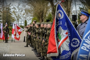 Poczet Lubuskiej policji, a dalej kompania honorowa żołnierzy.