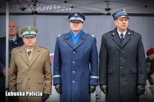 Komendanci służb mundurowych podczas uroczystości.
