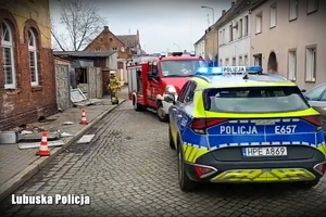 Radiowóz policyjny i wóz strażacki zabezpieczają miejsce zdarzenia
