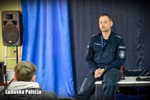 Policjant rozmawia z młodzieżą