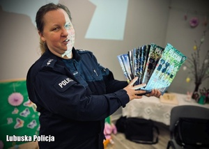 Policjantka prezentuje policyjne czasopisma.