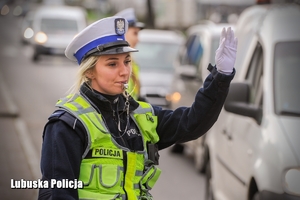 policjantka kieruje ruchem na drodze