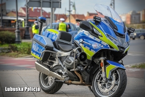 policyjny motocykl stoi na chodniku