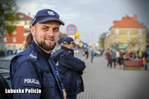 policjant stoi przy stadionie