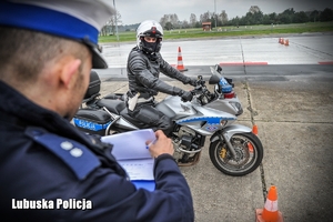 policjant na motocyklu będzie pokonywał tor
