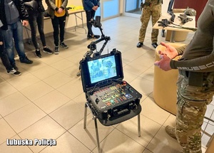 Policyjny kontrterrorysta podczas pokazu policyjnego robota.