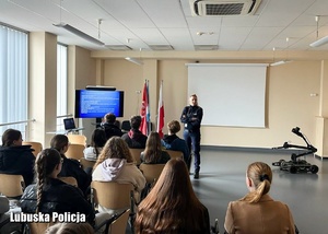 Spotkanie z uczniami w sali konferencyjnej komendy Policji.