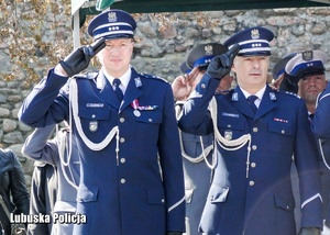 Policjanci oddają honory w czasie hymnu państwowego.