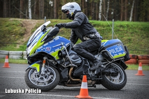 policjant na motocyklu jedzie po torze