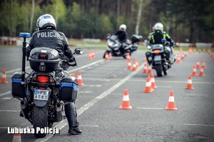 policjanci na motocyklach jadą po torze