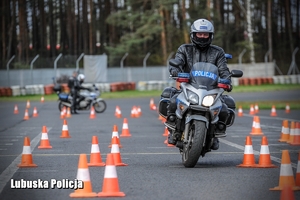 policjant na motocyklu jedzie po torze