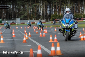 Policyjny motocyklista pokonuje przeszkody na torze