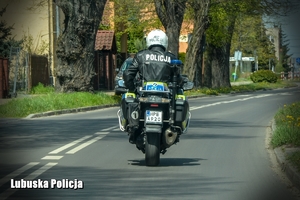 policjant jedzie na motocyklu