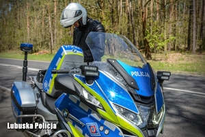 policjant sporządza dokumentację przy motocyklu