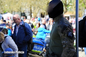 Policjant kontrterrorystyczny na stoisku policyjnym