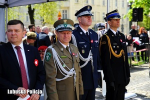 Komendanci służb mundurowych na trybunie honorowej podczas uroczystości.