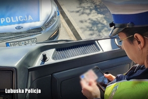policjantka kontroluje dokumenty kierowcy autokaru
