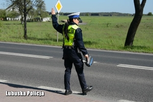 policjantka zatrzymuje pojazd do kontroli