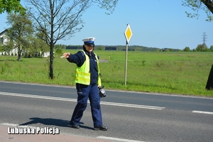 policjantka zatrzymuje pojazd do kontroli