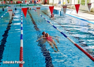 Uczestnicy policyjnego szkolenia - osoby znajdujące się w basenie.