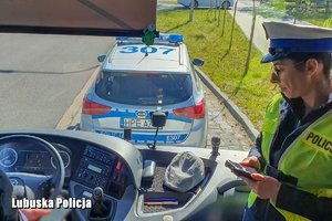 policjantka rozmawia z kierowcą autokaru