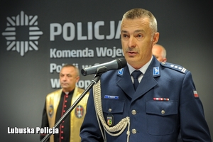 Zastępca Komendanta Wojewódzkiego Policji przemawia do policjantów.