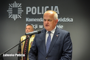Wojewoda Lubuski przemawia do nowo przyjętych policjantów.