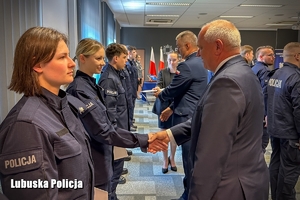 Wojewoda Lubuski gratuluje nowo przyjętej policjantce.