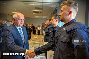 Wojewoda Lubuski gratuluje nowo przyjętemu policjantowi.