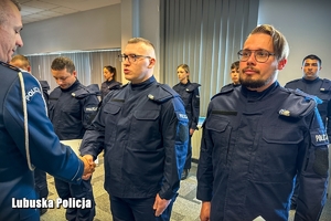 Zastępca Komendanta Wojewódzkiego Policji wręcza akt mianowania.