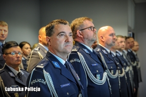 Kadra kierownicza Lubuskiej Policji stojąca w szeregu.