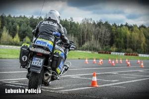 policjant ćwiczy jazdę motocyklem na torze