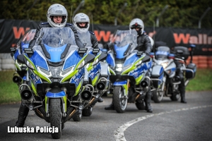 policjanci stoją by ćwiczyć jazdę motocyklem na torze