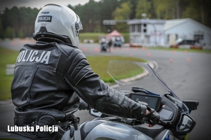 policjant siedzi na motocyklu