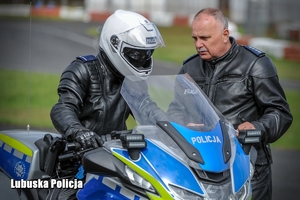 policyjni motocykliści rozmawiają ze sobą