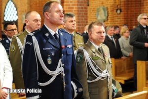 Komendanci Policji i Straży Granicznej w kościele.