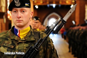 Żołnierz z kompanii honorowej stojący w kościele.