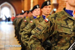 Kompania honorowa żołnierzy stoi w kościele.
