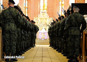 Kompania honorowa żołnierzy stojących w kościele.