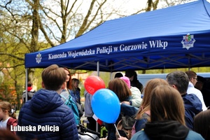 Mieszkańcy Gorzowa Wielkopolskiego odwiedzają policyjne stoisko.