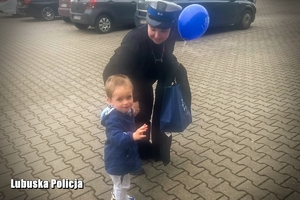 chłopiec z mamą spaceruje po terenie komendy Policji