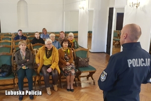 policjant rozmawia z seniorkami