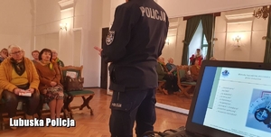 policjant rozmawia z seniorkami