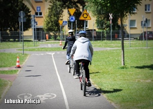 Młodzi rowerzyści podczas jazdy w &quot;miasteczku ruchu drogowego&quot;.