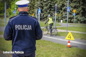 policjant obserwuje jazdę rowerzysty