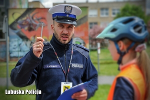 policjant rozmawia z rowerzystką