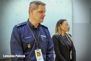 policjant i kobieta w klasie