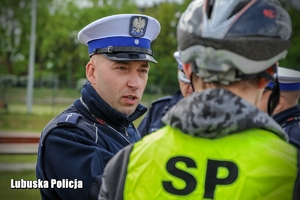 policjant obserwuje jazdę rowerzysty