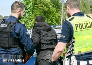 policjanci sprawdzają zatrzymanego mężczyznę