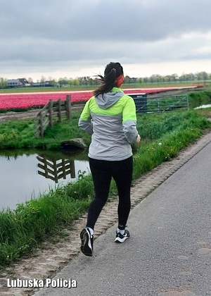 Kobieta podczas treningu biegowego.